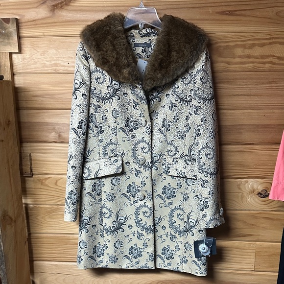 NWT Elegant Floral Patterned Coat with Faux Fur Collar Size 10